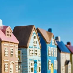 IB Laursen talolyhty Visby sininen ovi ja ruskea katto
