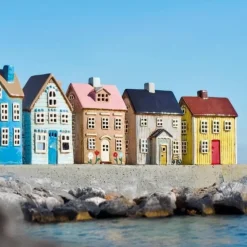 IB Laursen talolyhty Visby sininen ovi ja ruskea katto