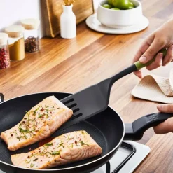 Tefal paistolasta leikkuureunalla Essential 2in1