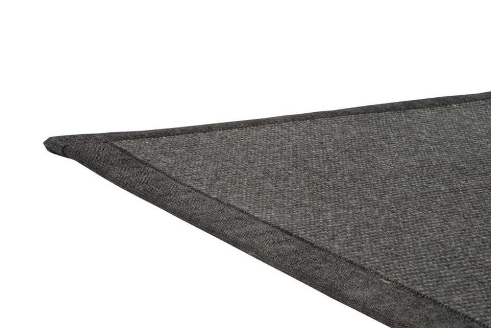 VM-Carpet Esmeralda 79 musta, 200*300 cm, kantti 020 B